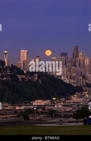 Vollmond steigt über Seattle von Ella Bailey Park In Magnolia Nachbarschaft Seattle Washington State USA aus gesehen Stockfoto