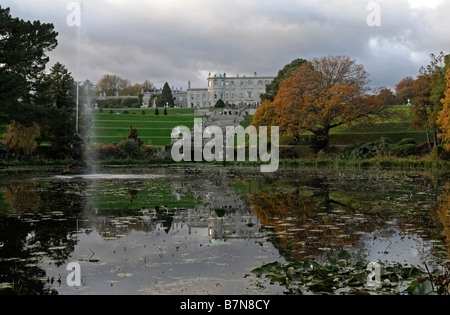 Powerscourt Haus und die Gärten reflektiert Reflexion See Spiegelbild gespiegelt Enniskerry Wicklow Irland Stockfoto