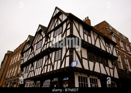 Ein original Tudor-Gebäude in Lincoln. Jetzt verwendet als ein Tourist Information Office. Stockfoto