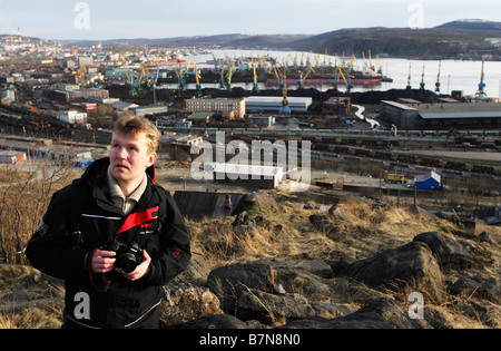 Fotograf mit Kamera in Murmansk Hintergrund. Kola Bay View. Arktis, Russland. Stockfoto