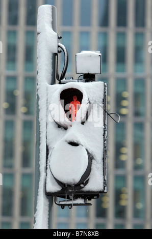 Aufnahmen im Schnee in den Docklands von London Februar 2009 rote Verkehrsschild mit Schnee bedeckt Stockfoto