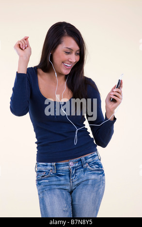 Mädchen tanzen mit Kopfhörer, MP3-Musik mit dem Iphone / Ipod touch. Stockfoto