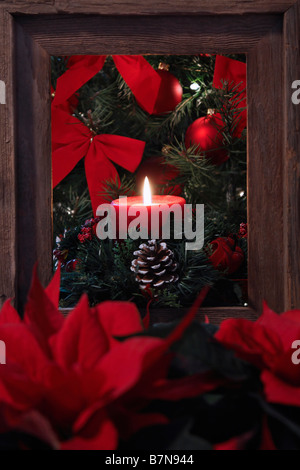 Weihnachtsbaum mit brennender roter Kerze Bilder Bilder Fotos Fotos Fotos sehr hochauflösendes vertikales Format in den USA Hi-res Stockfoto
