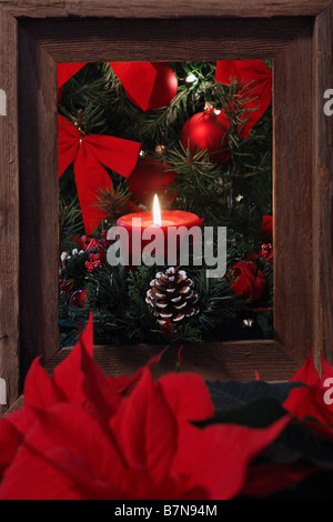 Weihnachtsbaum mit brennender roter Kerze Bilder Bilder Fotos Fotos Fotos sehr hochauflösendes vertikales Format in den USA Hi-res Stockfoto