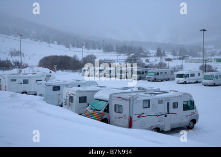 R V Wohnmobile Wohnwagen im Winterschnee, Super-Besse, le Massif du Sancy, Auvergne, Frankreich, Europa Park Stockfoto