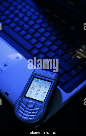 Handy und Laptop für redaktionelle Verwendung nur. Stockfoto