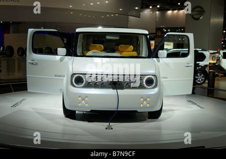 Elektroauto Nissan Denki Cube EV. Moscow International Automobile Salon "2008 Stockfoto