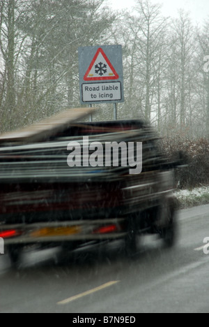 Straßenfahrt Stamm Schnee bedeckt. Stockfoto