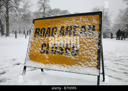 Weg in die Zukunft schließt Warnzeichen wegen schlechten Schnee- und Eisglätte in London Stockfoto