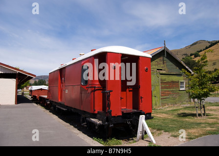 Restaurierten Eisenbahnwagen am ehemaligen Bahnhof, Little River, Banks Peninsula, Canterbury, Neuseeland Stockfoto