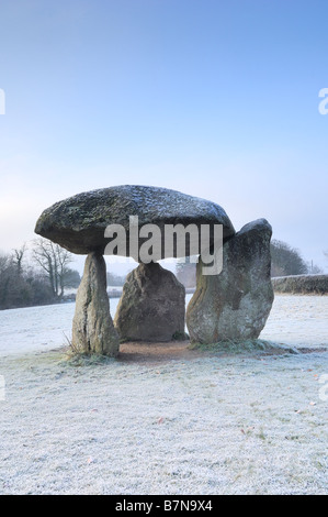 Jungfern-Rock sind die Überreste einer alten neolithische Grabkammer auf Dartmoor National Park an einem frostigen Morgen Stockfoto