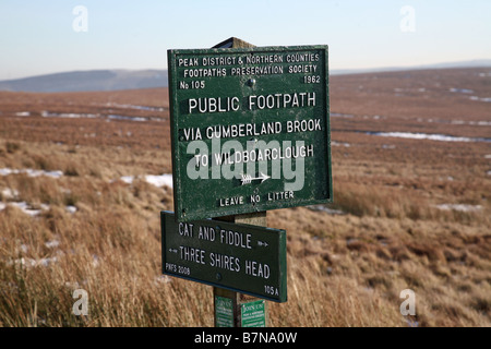 Gusseisen öffentlichen Fußweg den Schildern zum Wildboarclough, Katzen- und Geige sowie drei Shires Kopf, Derbyshire Stockfoto