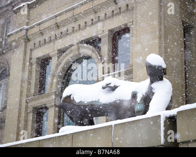 Schneebedeckte Skulptur von Henry Moore außerhalb der Leeds City Art Gallery Stockfoto