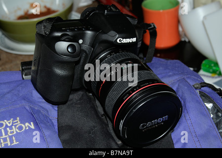 Canon 40D dSLR mit Canon L-Serie 17-40mm Objektiv an The North Face Tasche Oberfläche. Stockfoto