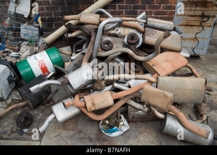 Autoteile und anderem Müll entsorgt Stockfoto