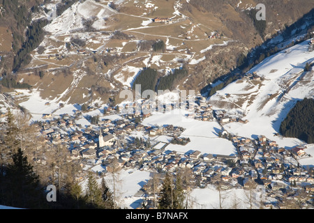 Rauris Österreich EU Januar auf dieses traditionelle Skiort von einem Aussichtspunkt in der Sonniblick Berge an einem schönen Wintertag Stockfoto