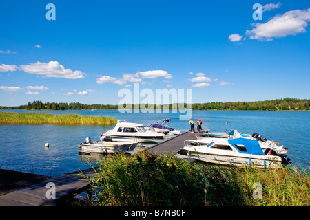 SCHWEDEN STOCKHOLM ARCHIPEL KLEINER HAFEN IN DER NÄHE VON FURUSUND Stockfoto