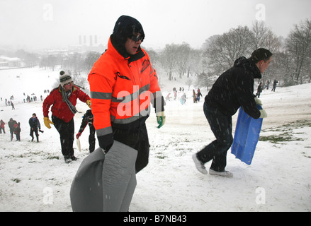 Aufgrund der starken Schneefälle in London Februar 2009 kam London zum Erliegen, Hunderte von Menschen im Greenwich Park genießen Sie Schnee Tag Stockfoto