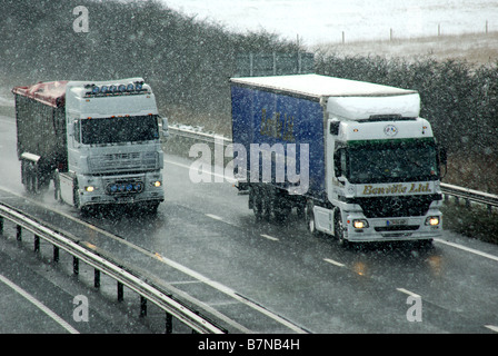 LKW im Blizzard. Stockfoto