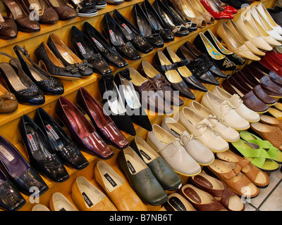 Stiefel und Schuhe auf dem Display für Verkauf in einem Geschäft in New York City. Stockfoto