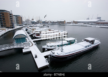 Aufnahmen im Schnee in den Docklands von London Februar 2009 Hausboote auf Blackwall Basin Stockfoto