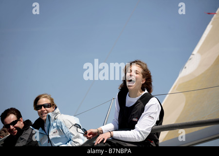 2 Seglerinnen, die Spaß auf einer Yacht Stockfoto