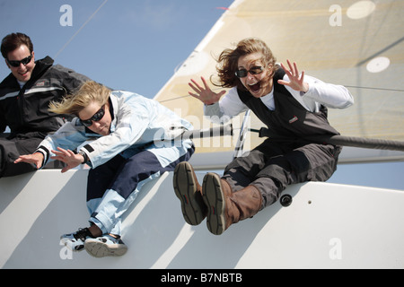 2 Seglerinnen, die Spaß auf einer Yacht Stockfoto