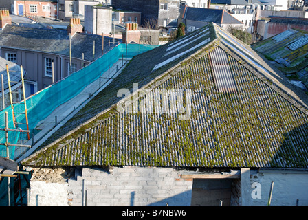 eine Asbest Dach auf ein altes Gebäude im Umbau in Birmingham, uk Stockfoto