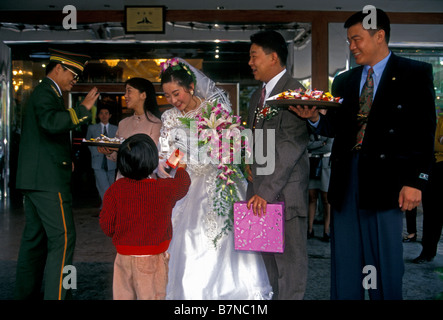 Chinesische Braut und Bräutigam, Gäste, Angehörige, chinesischen Hochzeit, Hochzeit, Hochzeit, Kunming, Provinz Yunnan, China, Asien Stockfoto