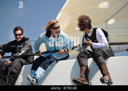 2 Seglerinnen, die Spaß auf einer Yacht Stockfoto