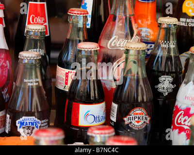 Klassische Coca-Cola-Flaschen auf Anzeige in einem Fenster in New Yorks Upper East Side. Stockfoto