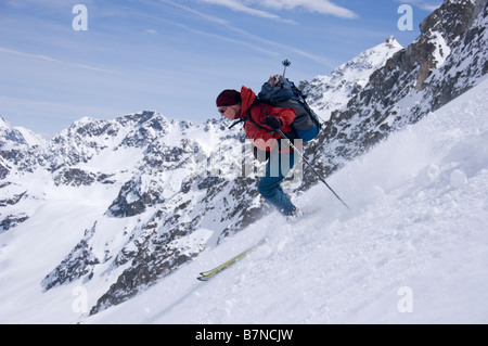 Ski-Alpinisten absteigender Hang in den Schweizer Alpen, Graubünden. Stockfoto