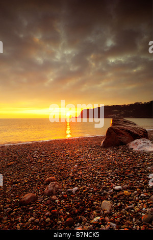 Sonnenaufgang von kleinen Oddicombe Strand in Torquay in South Devon England Blick nach Süden, entlang der Küste Stockfoto