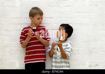 Zwei jungen essen Eis Stockfoto