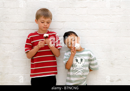 Zwei jungen essen Eis Stockfoto