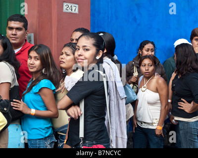 eine gutmütige Schar von jungen Mexikaner wartet das Frida Kahlo Museum "Casa Azul" im Stadtteil Coyoacán, Mexiko-Stadt eingeben Stockfoto