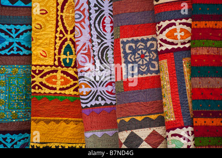 Bunte Teppiche und Decken von den Straßenhändlern von Santa Fe verkauft Stockfoto