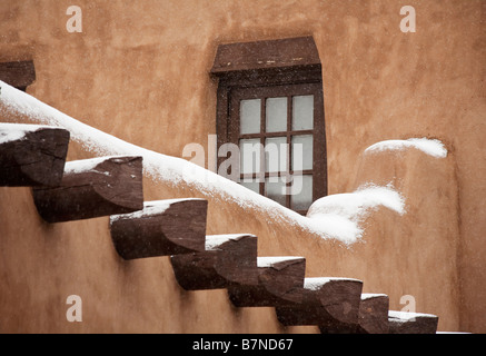 Schnee auf Adobe Wände von Santa Fe Stockfoto