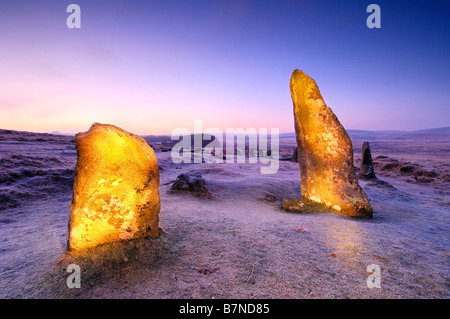 Scorhill Steinkreis auf Dartmoor National Park, teilweise beleuchtet bei Fackelschein an einem frostigen Morgen Stockfoto