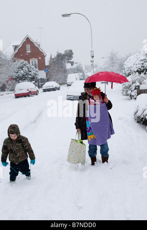 Eine Mutter Spaziergänge durch den Schnee mit ihren beiden Kindern in Muswell Hill North London am 2. Februar 2009 Stockfoto