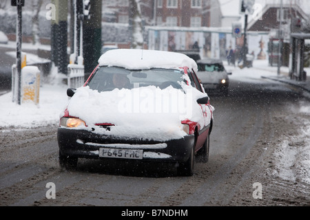 Schnee bedeckt die Autos fahren vorbei an East Finchley U-Bahn-Station North London am 2. Februar 2009 Stockfoto