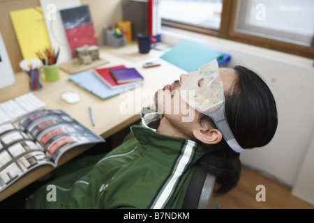 Mann trägt eine Augenmaske Stockfoto