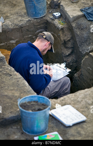 Archäologe Aufnahmeinformationen an einer Ausgrabungsstätte Archäologie. Stockfoto