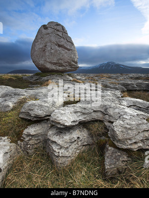 Findling und Kalkstein Pflaster auf Skalen Moor mit Ingleborough Hill als Kulisse, Ribblesdale, Yorkshire Dales U.K Stockfoto