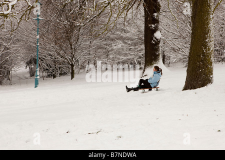 Jugendliche spielen auf neue Schneefälle im Alexandra Palace Norden von London nach Schulen geschlossen haben Stockfoto