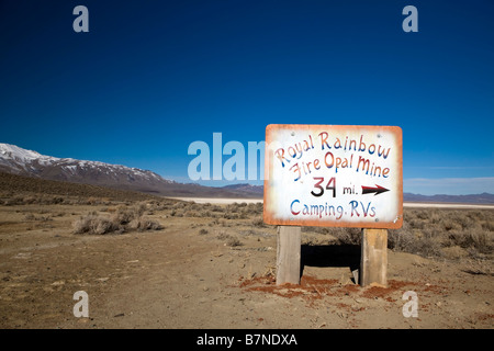 Melden Sie sich aus der county Route 34 für die Royal Rainbow Feueropal Mine Black Rock Desert Gerlach-Nevada Stockfoto