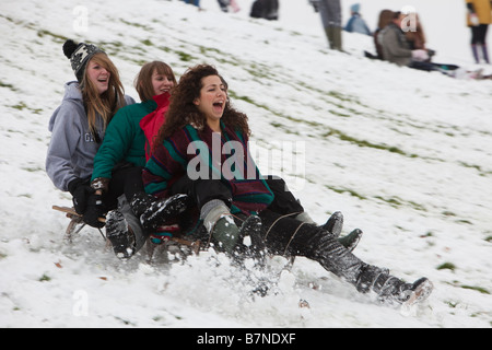 Jugendliche spielen auf neue Schneefälle im Alexandra Palace Norden von London nach Schulen geschlossen haben Stockfoto