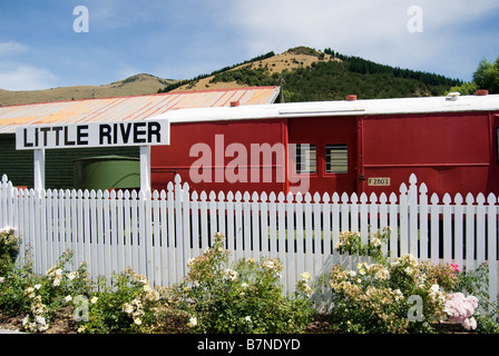 Restaurierten Eisenbahnwagen am ehemaligen Bahnhof, Little River, Banks Peninsula, Canterbury, Neuseeland Stockfoto