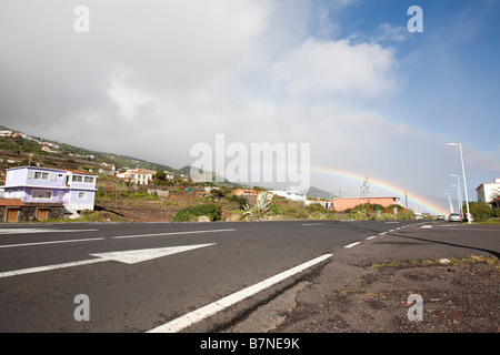 Ein Regenbogen am Ende einer Straße in Mazo auf La Palma (Kanarische Inseln). Stockfoto