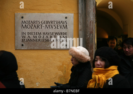 Japanische Touristen geht durch das Geburtshaus Wolfgang Amadeus Mozart in der Altstadt von Salzburg, Österreich. Stockfoto